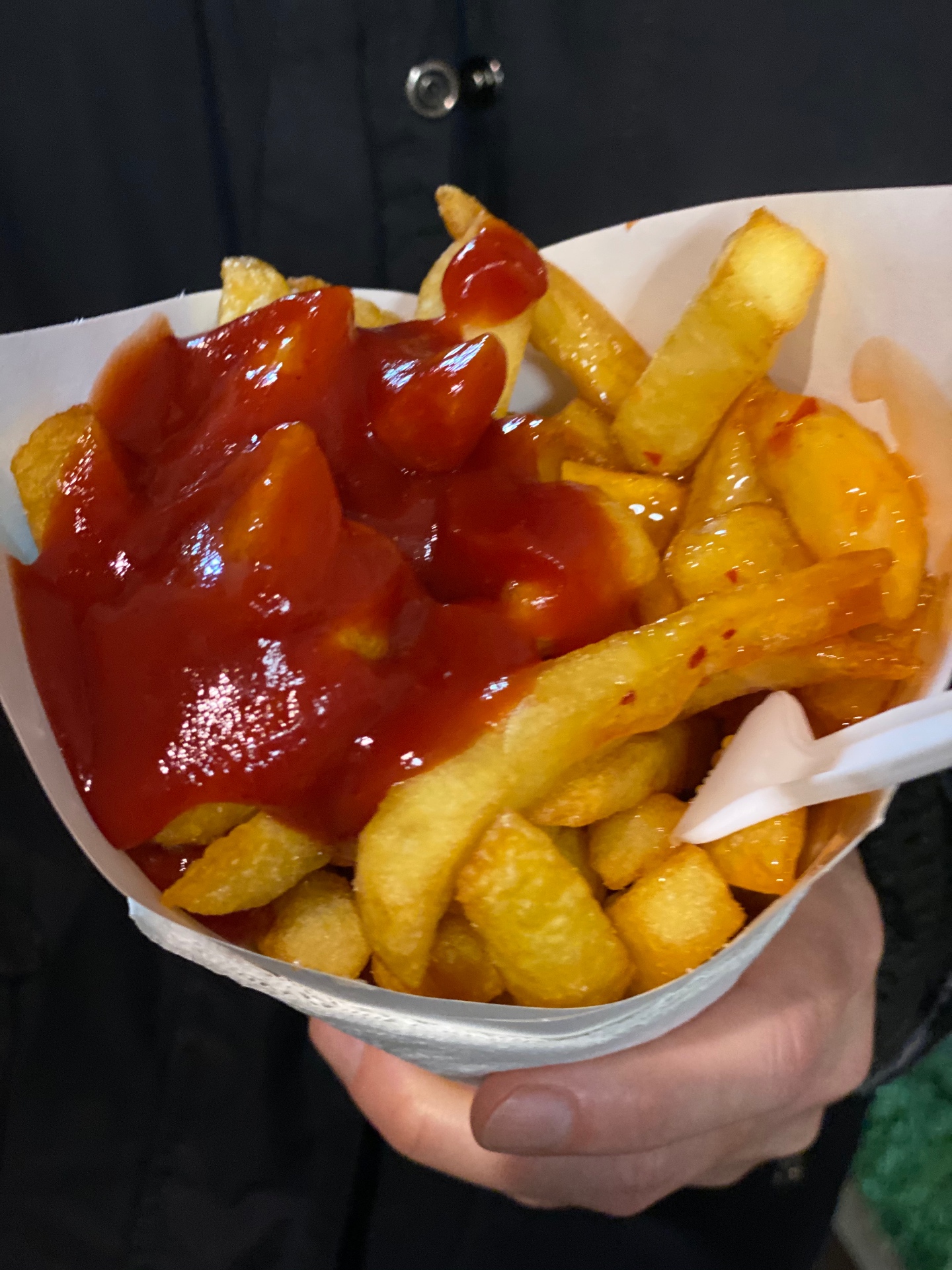 Friet met ketchup, eaten standing up like a local
